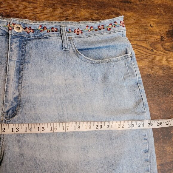 Vanilla Star Jeans Plus Sz 24 Capri Hi Rise Ripped Floral Embroidered Light Wash - Picture 6 of 10
